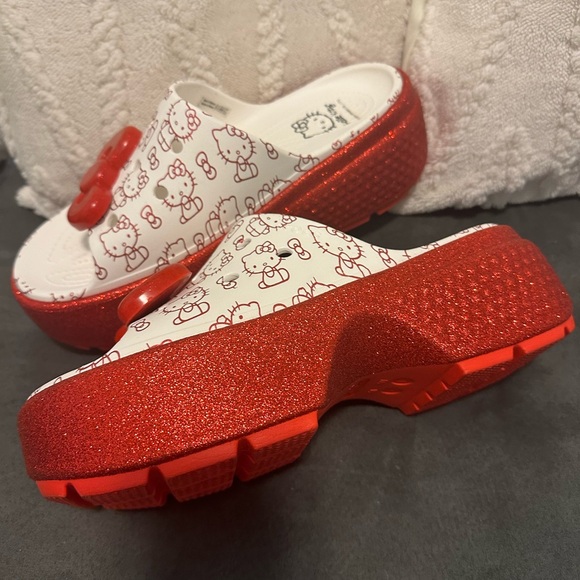 Hello Kitty Crocs - Picture 2 of 6